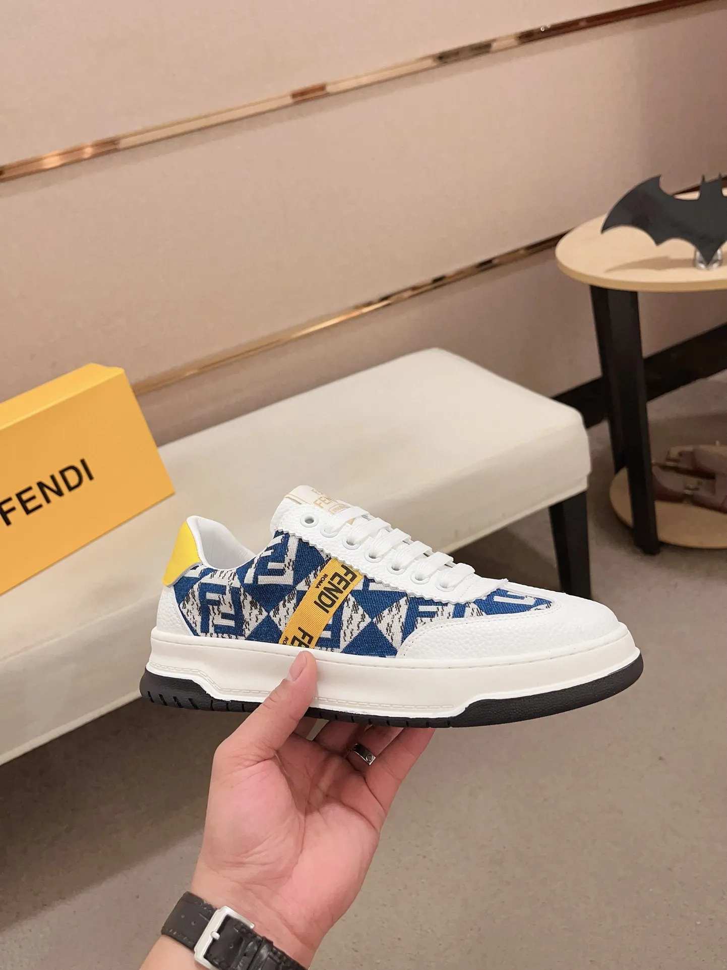 Men's shoes💰: 400💰[Fendi] Fendi's latest casual shoes for men! Available at counters simultaneously! A one-to-one replica of the original. All imported official website one-to-one cowhide fabric. The interior is made of top-grade sheepskin, and the original factory-supplied rubber outsole is used. Leading new fashion concepts. Matching code: 38-44. (can be customized for 45 non-refundable)